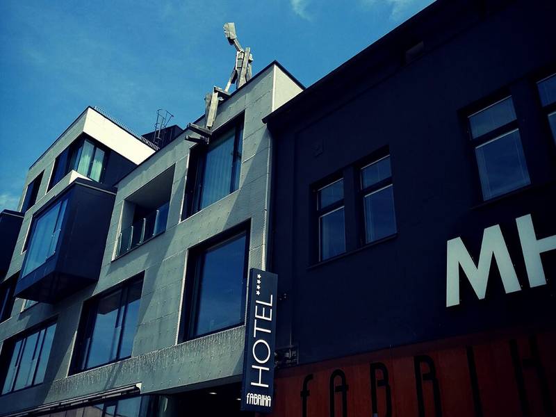 Between Heaven and Earth sculpture by Jakub Flejšar — view 1