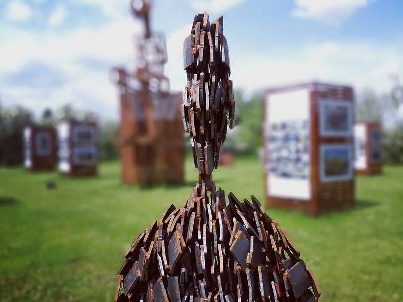 Heads sculpture by Jakub Flejšar — view 1