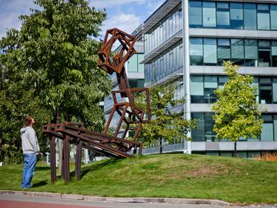 Sitting Figure Iron sculpture by Jakub Flejšar — view 2