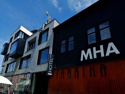 Between Heaven and Earth sculpture by Jakub Flejšar — view 3