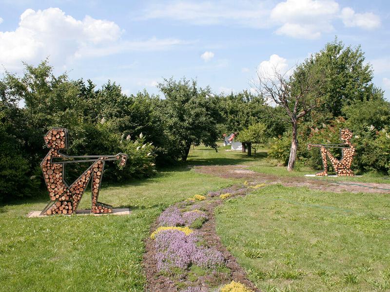 Sitting Figures Iron Wood — sculpture by Jakub Flejšar