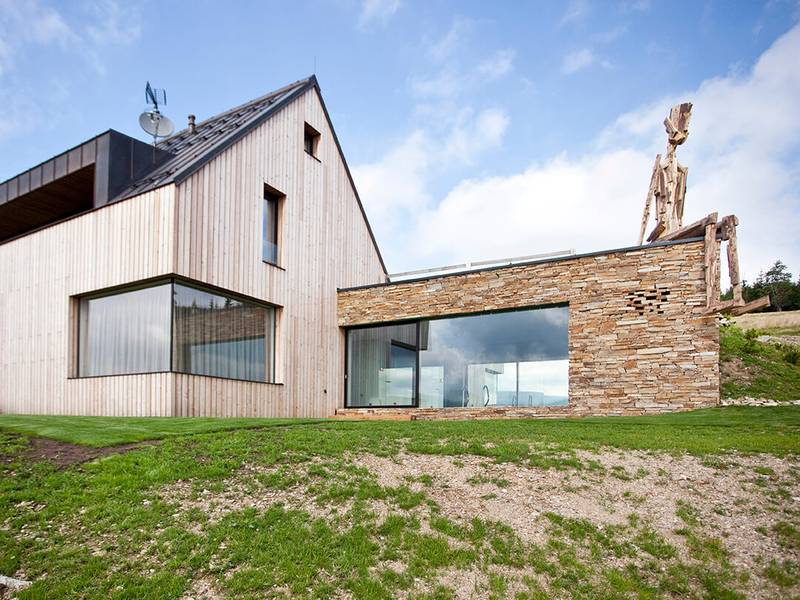 Sitting Figure sculpture by Jakub Flejšar — view 1